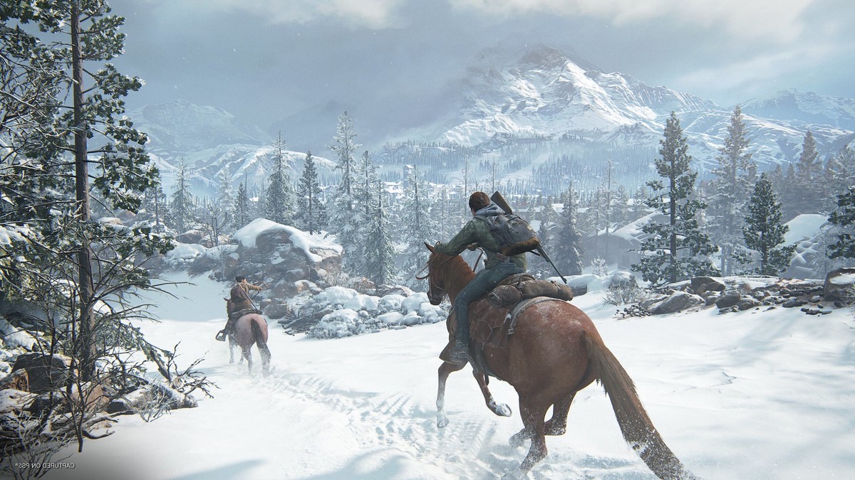 The Last of Us Part II Remastered. Ellie et Dina galopent dans la neige.
