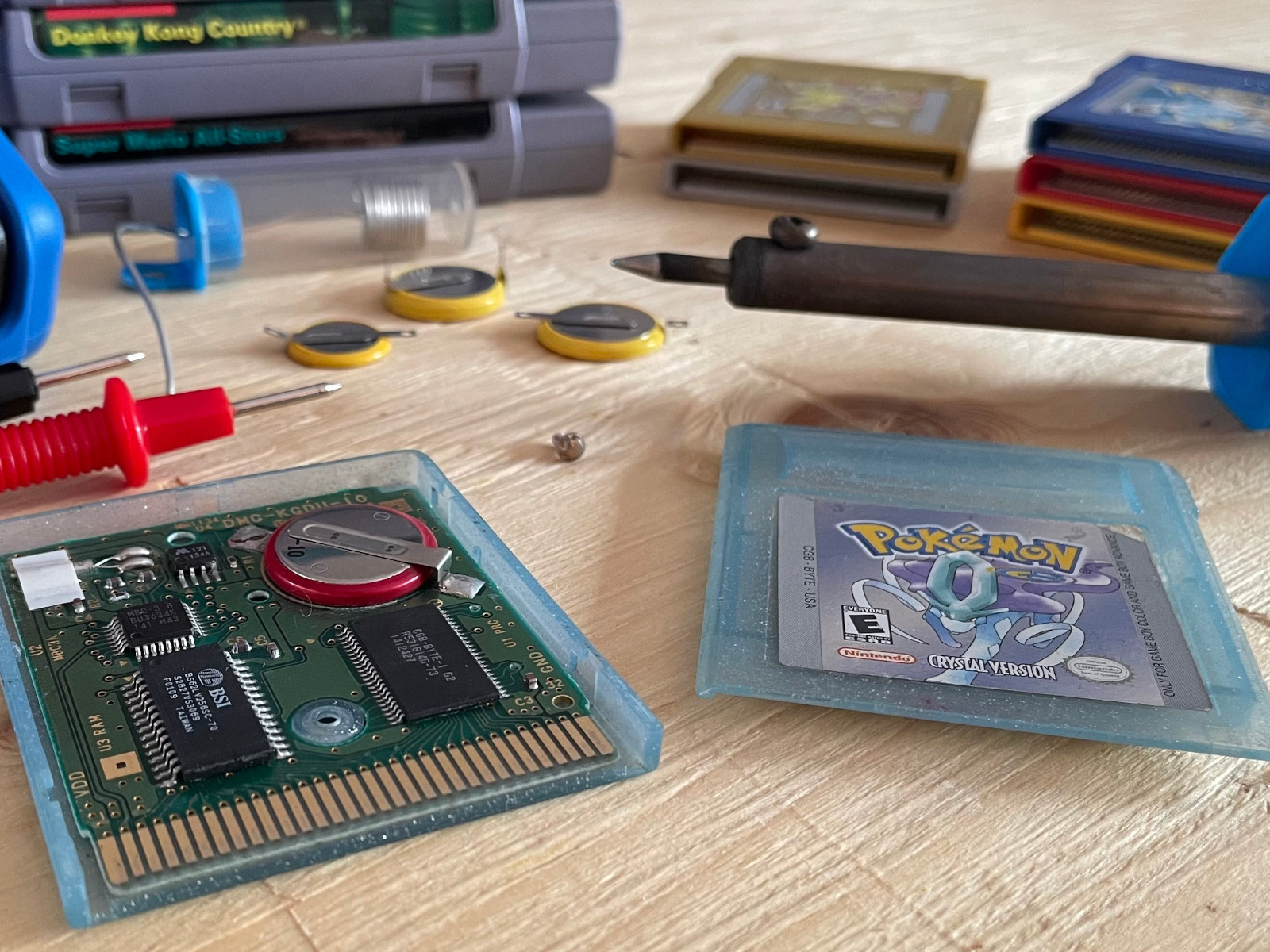Cartouche Game Boy Color en cours de remplacement de sa pile de sauvegarde.
